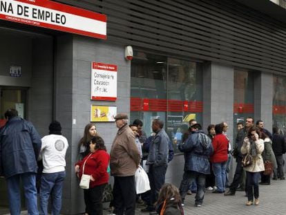 Cola de parados ante una Oficina de Empleo en Madrid