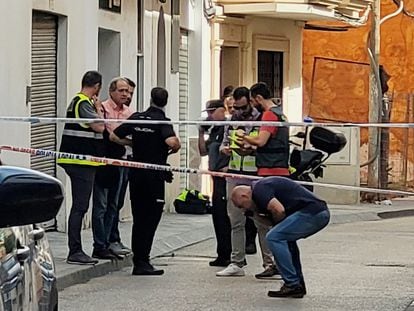 Agentes de la Policía Nacional, en el lugar donde se produjo el tiroteo el domingo en Andújar (Jaén).