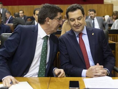 El presidente de la Junta de Andalucía, Juanma Moreno (derecha), junto al vicepresidente, Juan Marín (iizquierda), en el Parlamento Andaluz, este martes.
