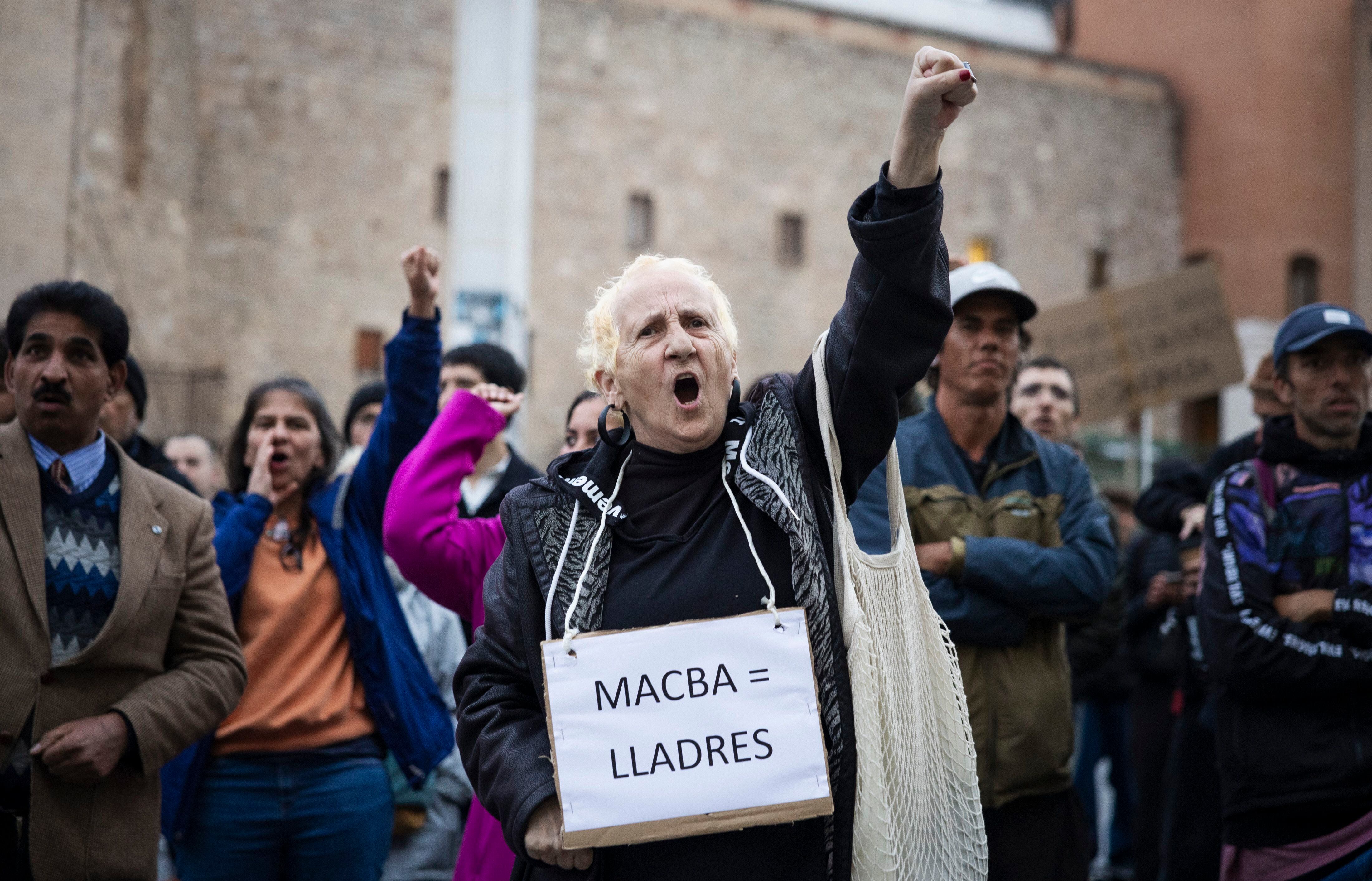 Una vecina, en la protesta contra la ampliación del Macba sobre la plaza dels Àngels.