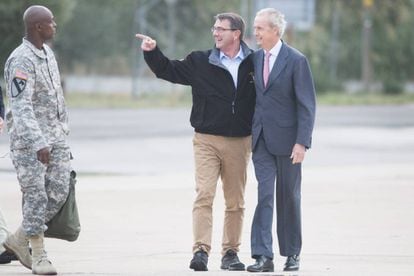 El ministro de Defensa, Pedro Morenés, a la derecha, con su homólogo estadounidense,Asthon Carter, en la base de Morón en octubre de 2015.