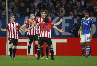 Llorente celebra uno de los goles junto a Iraola 