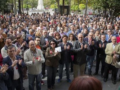 Concentración en defensa del periódico en el Ayuntamiento de Sevilla, ayer.