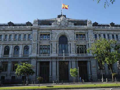  Bandera de España a media asta en la sede del Banco de España. 
 