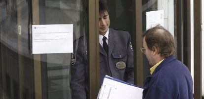 Una persona pregunta a un agente de seguridad en la sede del Banco Madrid, entidad intervenida por Banco de Espa&ntilde;a y la CNMV, y filial de Banca Privada d&#039;Andorra (BPA). 
