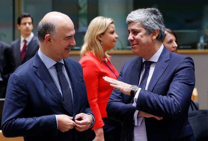 El comisario de Econom&iacute;a, Pierre Moscovici, y el prresidente electo del Eurogrupo, M&aacute;rio Centeno.  REUTERS/Francois Lenoir