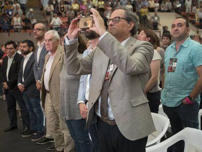 El presidente de la Generalitat, Joaquim Torra, toma una foto en un acto de Omnium cultural.