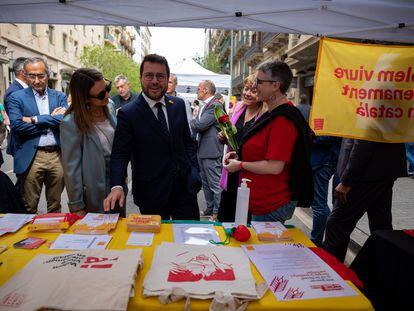 El presidente de la Generalitat Pere Aragonès (c) pasea por paradas de libros y rosas.