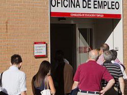 Parados en la puerta de una oficina del Servicio Público de Empleo en Madrid