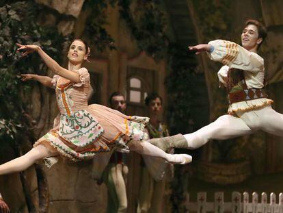 Una escena de &#039;Copp&eacute;lia&#039; por el Ballet Bacional de Sodre de Uruguay, dirigida por Julio Bocca.