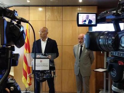 Raül Romeva (e) i Ramon Font, durant la presentació a Lisboa.