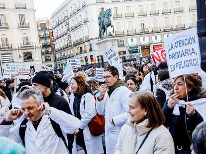 Varias personas se manifiestan durante la protesta de Médicos de Familia y Pediatras de la Comunidad de Madrid, en la Puerta del Sol, el pasado 18 de enero.