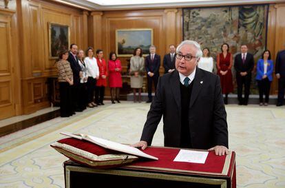 El nuevo ministro de Universidades, Manuel Castells, jura su cargo este lunes en el palacio de La Zarzuela.