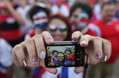 Una foto para el recuerdo de los aficionados de Costa Rica tras ganar a Grecia, en Río de Janeiro, 29 de junio de 2014.