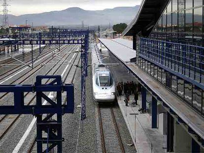 La llegada del AVE inaugural, ayer, a la estación de Camp de Tarragona.