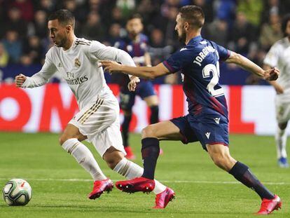 Hazard conduce el balón en el partido contra el Levante.