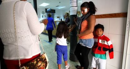 Inmigrantes en el centro de salud de Embajadores en Madrid.
