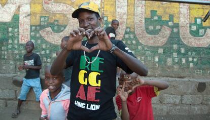 Isaac Muasa ‘Kaka’ posa en la cancha de fútbol Slum Soccer. Kaka acampó junto a sus compañeros del centro de juventud para no permitir que construyeran en el terreno tras quemarse unas viviendas.