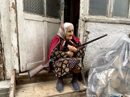Una anciana con su escopeta en la puerta de su casa en Stepanakert, la capital del enclave separatista de Nagorno Karabaj, el domingo.