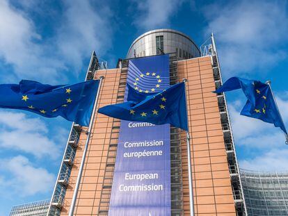 La bandera europea ondea en Bruselas.