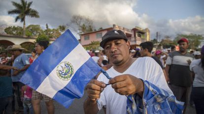 Migrantes centroamericanos protestan a su paso por Nicolás Romero.