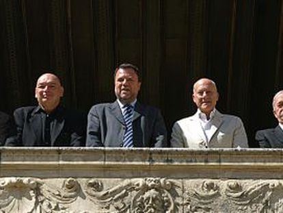 De derecha a izquierda, el arquitecto Arata Isozaki, el presidente de Viviendas Ciudad de Sevilla, Antón Iraculis, el arquitecto Norman Foster, el alcalde de Sevilla, Alfredo Sánchez Monteseirín, el arquitecto Jean Nouvel y el arquitecto Guillermo Vázquez Consuegra, en septiembre de 2006.