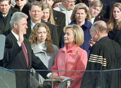 Para su segundo mandato, Bill Clinton juró el cargo ante el Jefe de la Corte Suprema de Justicia, William Rehnquist, en presencia de su esposa e hija. Hillary se vistió de rosa salmón. Su estilo se refinó mucho durante su estancia en la Casa Blanca con Oscar de la Renta, como modista de cabecera. A él se debe este diseño.