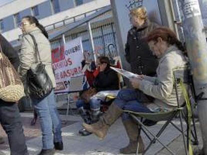 La plantilla de Respuestas Auxiliares, la concesionaria del servicio de limpieza de los colegios públicos de Jerez, continúa hoy, viernes 19 de octubre del 2012, en huelga para reclamar el pago de los salarios atrasados.