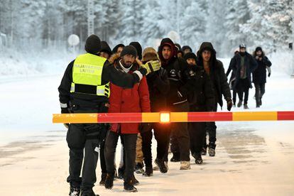 Finlandia cierra su frontera con Rusia para frenar la llegada de migrantes