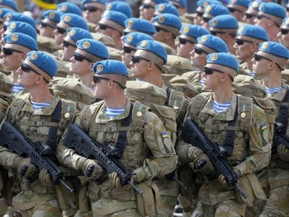 Soldados ucranios, durante un desfile militar el pasado agosto en Kiev.