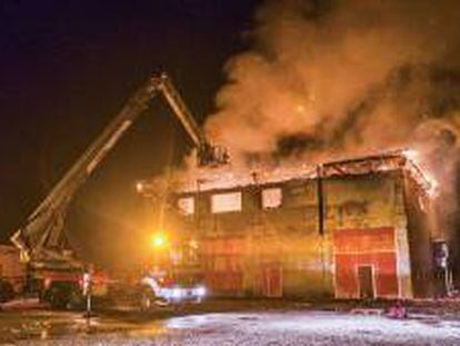 Los bomberos intentan sofocar el incendio que se ha originado esta tarde y que está provocando daños muy graves en la bodega Martín Berdugo, en pleno corazón de la denominación de origen Ribera del Duero, en la localidad burgalesa de Aranda de Duero.