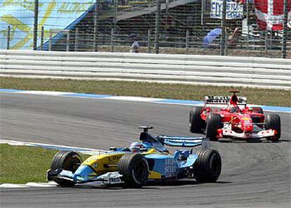 Alonso, por delante de Schumacher en un momento de la carrera.