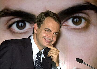 José Luis Rodríguez Zapatero, delante de un cartel electoral del PSOE tras la Comisión Ejecutiva del partido.