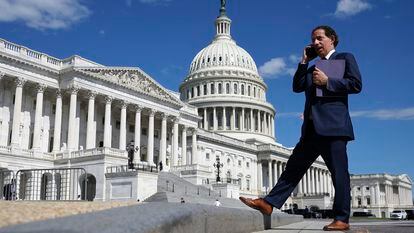 El congresista demócrata por Maryland Jamie Raskin, con el Capitolio de fondo.