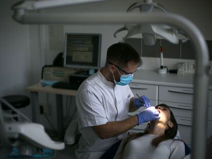Una usuaria es tratada por el dentista gracias al servicio municipal de salud dental de Barcelona.