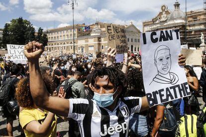 Manifestación contra el racismo en la Piazza del Popolo de Roma (Italia), este domingo.