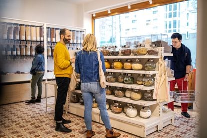 Customers shopping at food at zero waste store