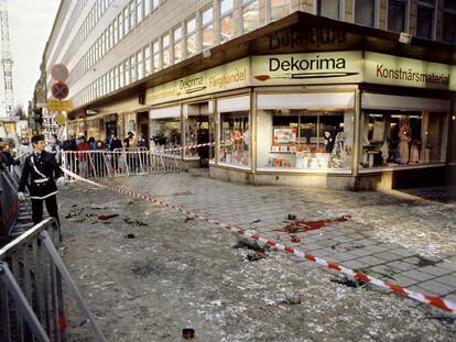 Esquina donde el primer ministro Olof Palme fue asesinado en Estocolmo, en una imagen del día siguiente al crimen.