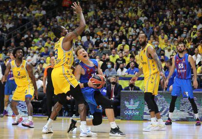Jokubaitis, con el balón, intenta superar a Jalen Reynolds durante el partido entre el Maccabi y el Barcelona.