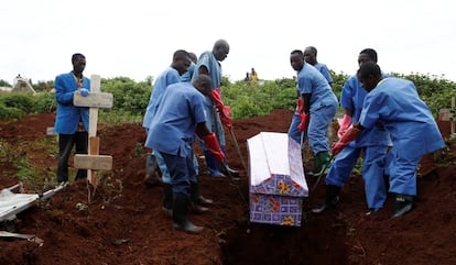 Trabajadores de Cruz Roja, el 28 de marzo durante el entierro de una mujer que murió por ébola en Butembo (República Democrática del Congo)