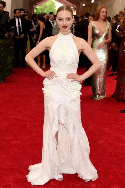 Amanda Seyfried, con un vestido blanco firmado por Givenchy.