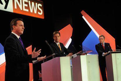 De izquierda a derecha, David Cameron, Nick Clegg y Gordon Brown, en el segundo debate electoral.