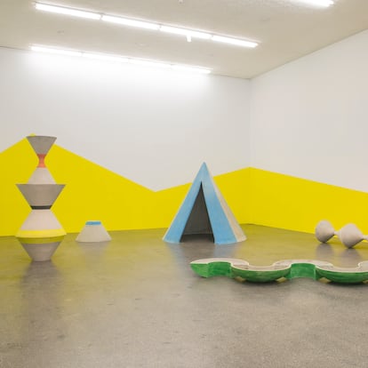 'Arrife' (2022), del dúo tinerfeño Pérez y Requena, que se inspira en los tipis decorativos en la entrada de una urbanización no construida.
