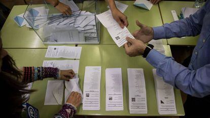 Recuento de votos en un colegio electoral de Santiago de Compostela (A Coruña) en la jornada electoral de unas autonómicas gallegas.