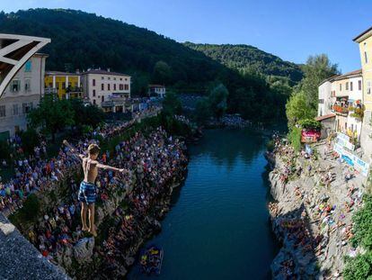 Un muchacho salta al río Soca, en la localidad eslovena de Kanal.