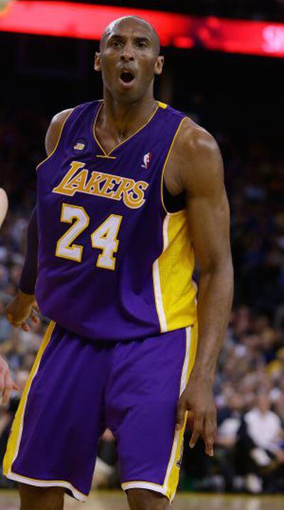 Kobe Bryant protesta en el partido ante Golden State.