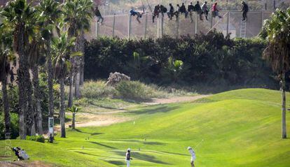 La imagen ganadora de los inmigrantes junto al campo de golf.