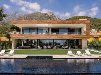 La urbanización Cascada de Camoján, donde se encuentra esta villa, es una de las zonas más exclusivas cercanas al casco urbano de Marbella.