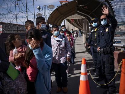 Migrantes guatemaltecos y hondureños durante su deportación a Ciudad Juárez, México, en marzo de 2021.