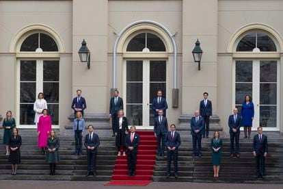 El rey Guillermo de Orange, en el centro, y el primer ministro holandés, Mark Rutte, a su derecha, posan con otros ministros del nuevo Gobierno, en el palacio real de La Haya, este lunes.